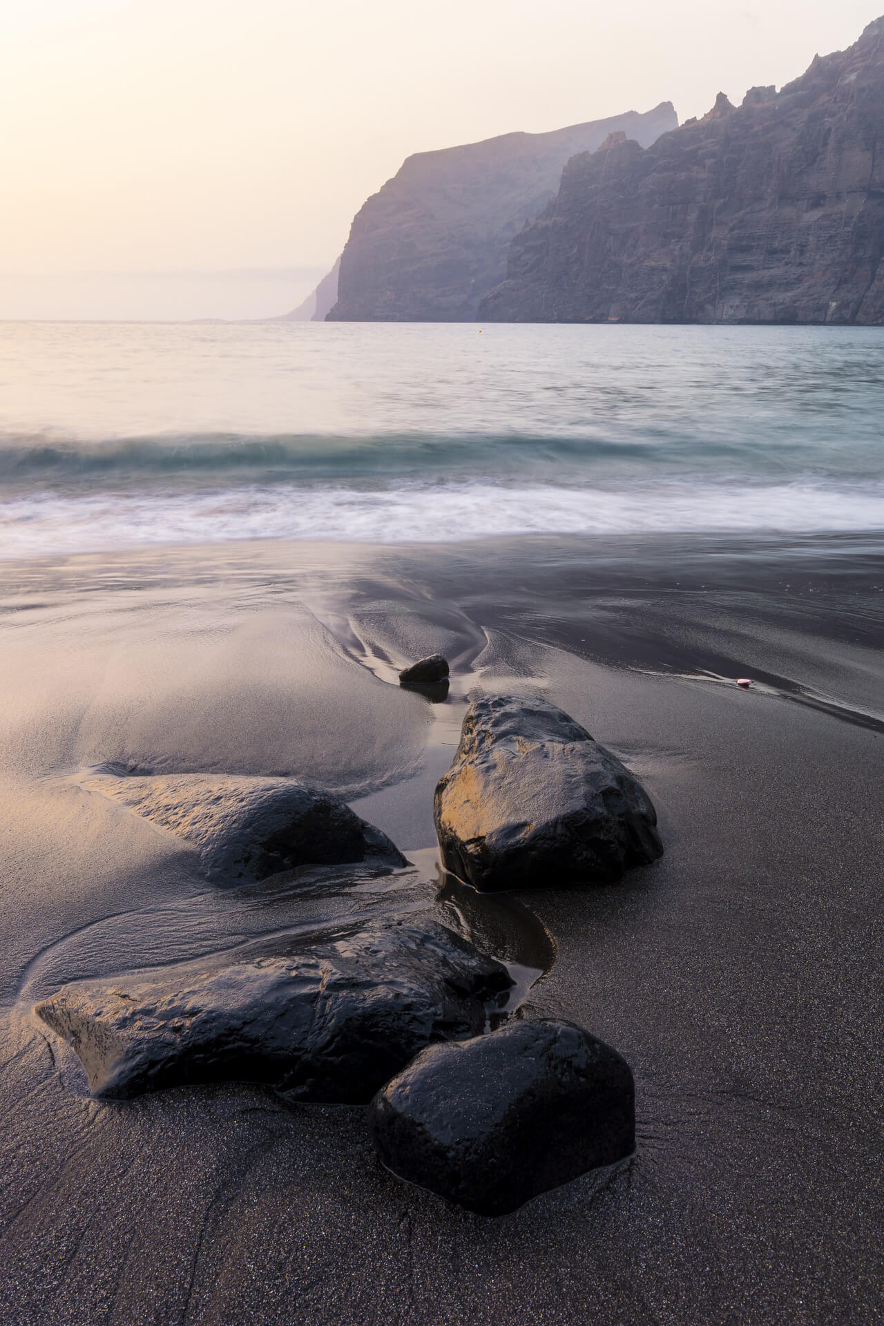 Hintergrundbild mit Meer und Strand mit Steinen im Sand
